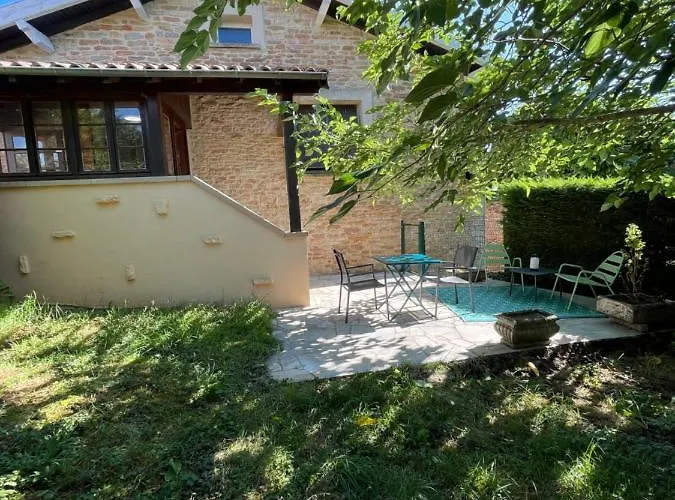 Maison Au Pied De La Roche