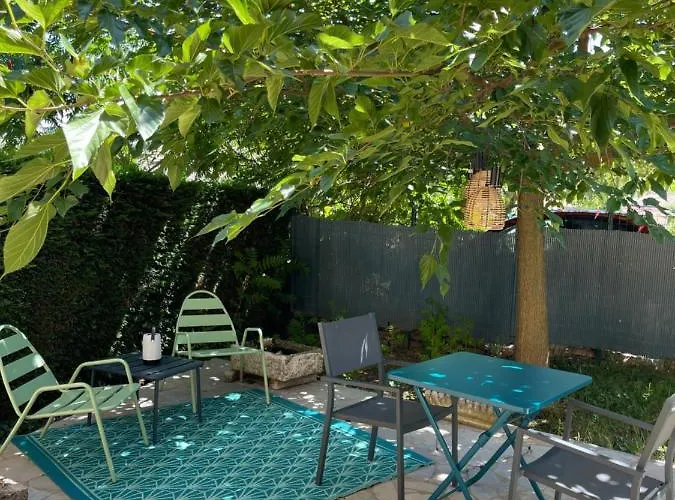 Maison Au Pied De La Roche